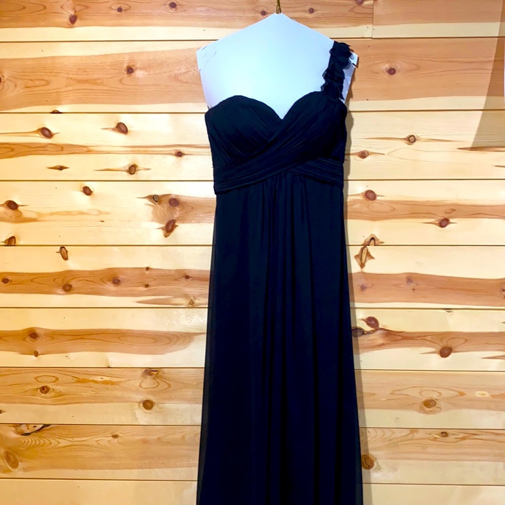 Black one-shoulder gown